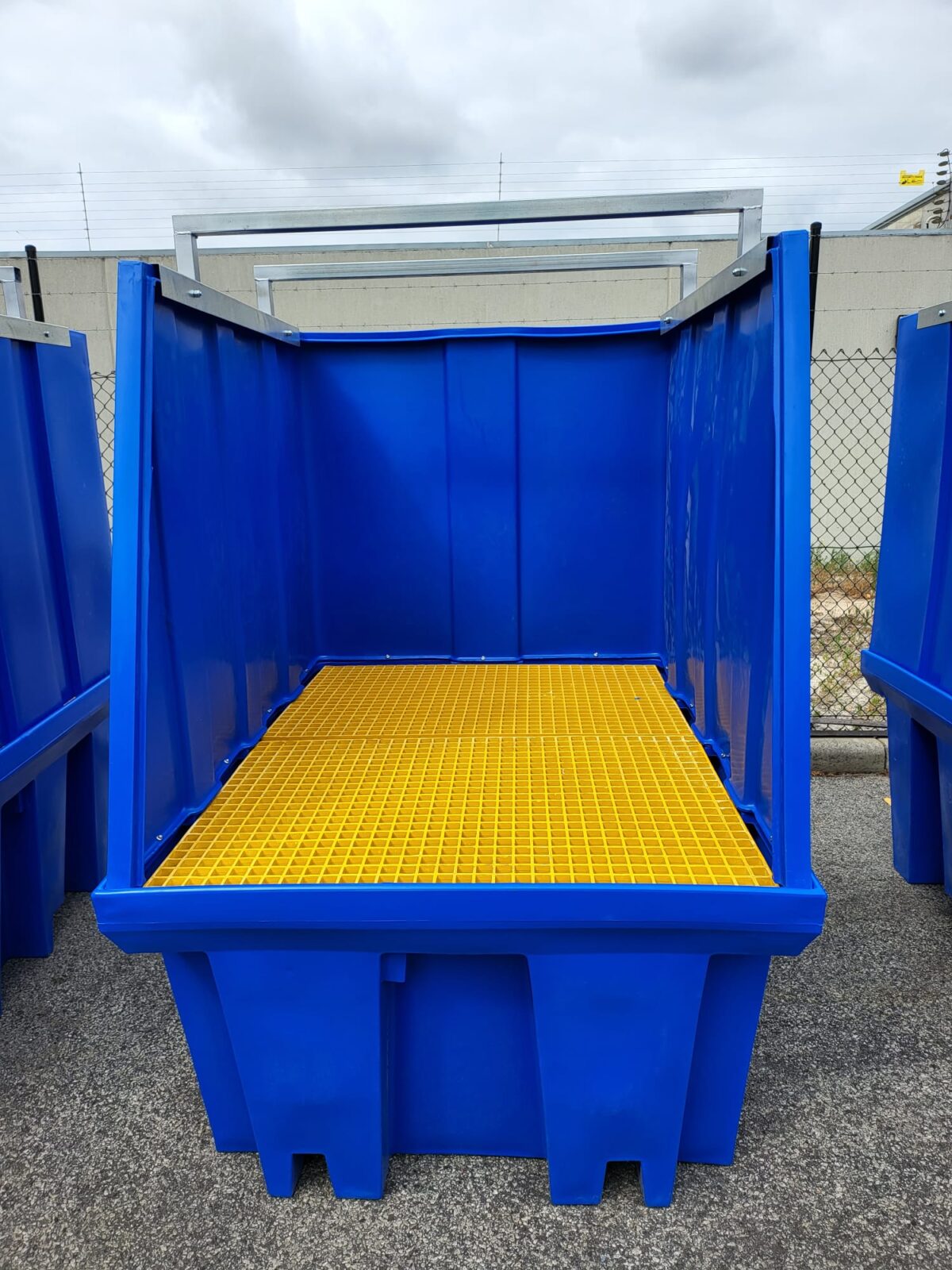 MAXBund Single IBC Bunded Pallet with Shroud c/w Frame & Fixings Bund Poly Shroud & Bund with Frame & Fixings for IBC Poly Bunded Pallets.